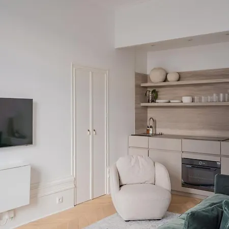 Chic & Stylish 1bd Champs Elysees Appartement Paris