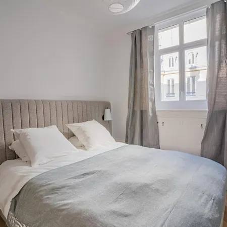 Appartement Chic & Stylish 1bd Champs Elysees Paris